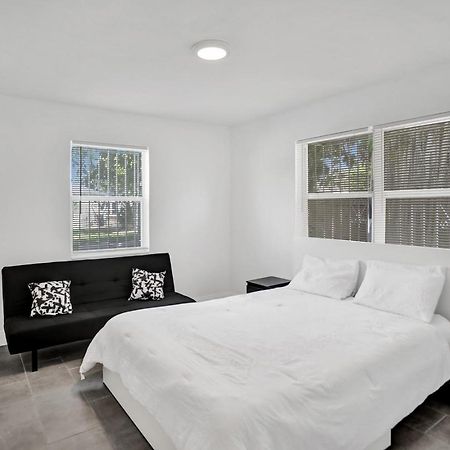 #5: Beautiful 2BR+1Bath + FREE PARKING + Outdoor Living Room West Palm Beach Buitenkant foto