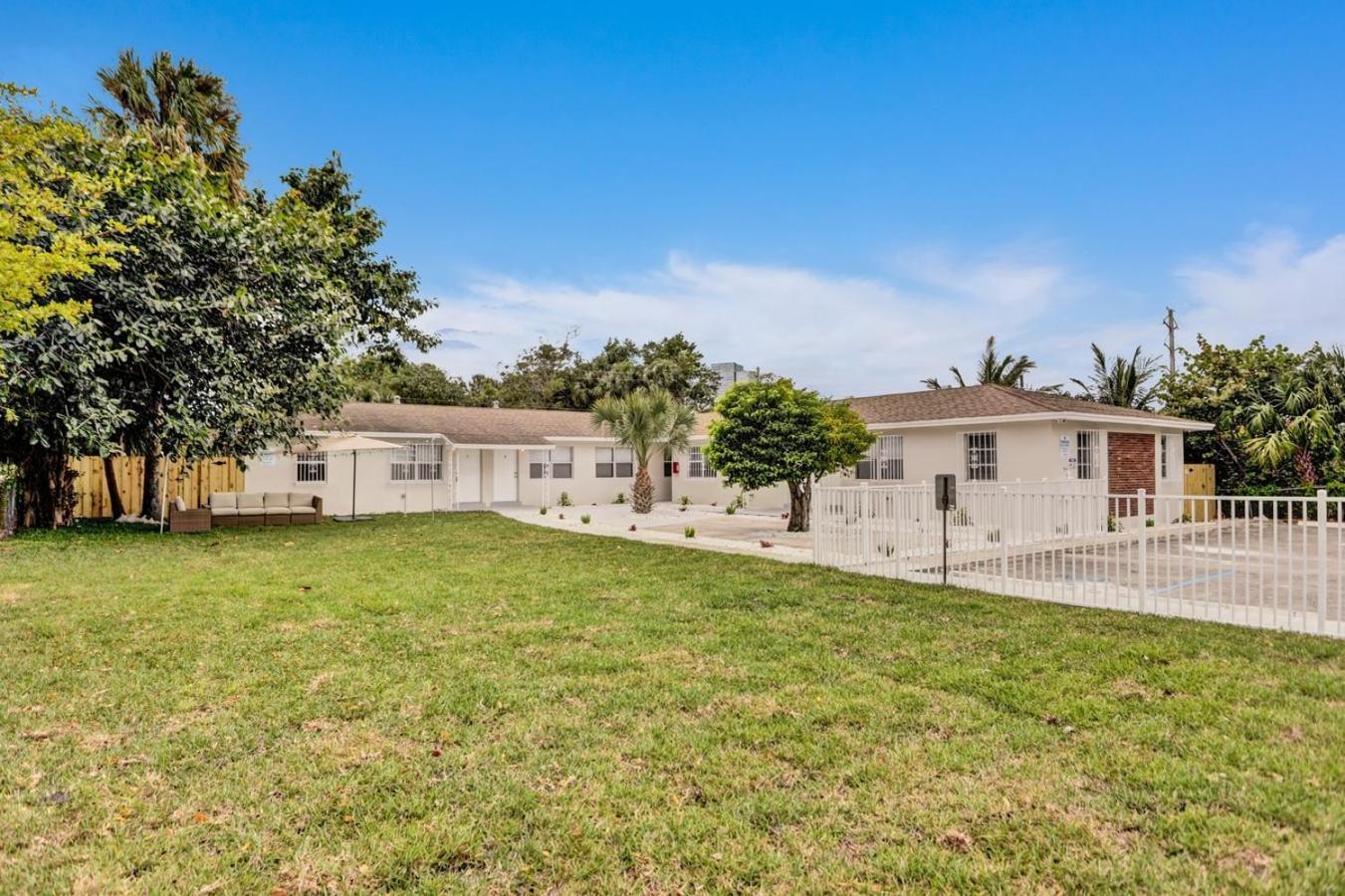 #5: Beautiful 2BR+1Bath + FREE PARKING + Outdoor Living Room West Palm Beach Buitenkant foto