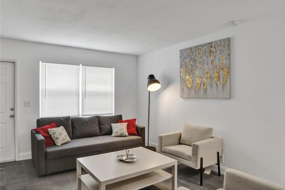 #5: Beautiful 2BR+1Bath + FREE PARKING + Outdoor Living Room West Palm Beach Buitenkant foto