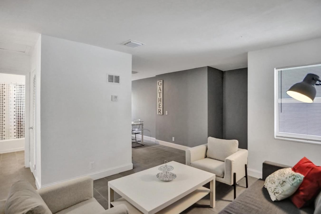 #5: Beautiful 2BR+1Bath + FREE PARKING + Outdoor Living Room West Palm Beach Buitenkant foto