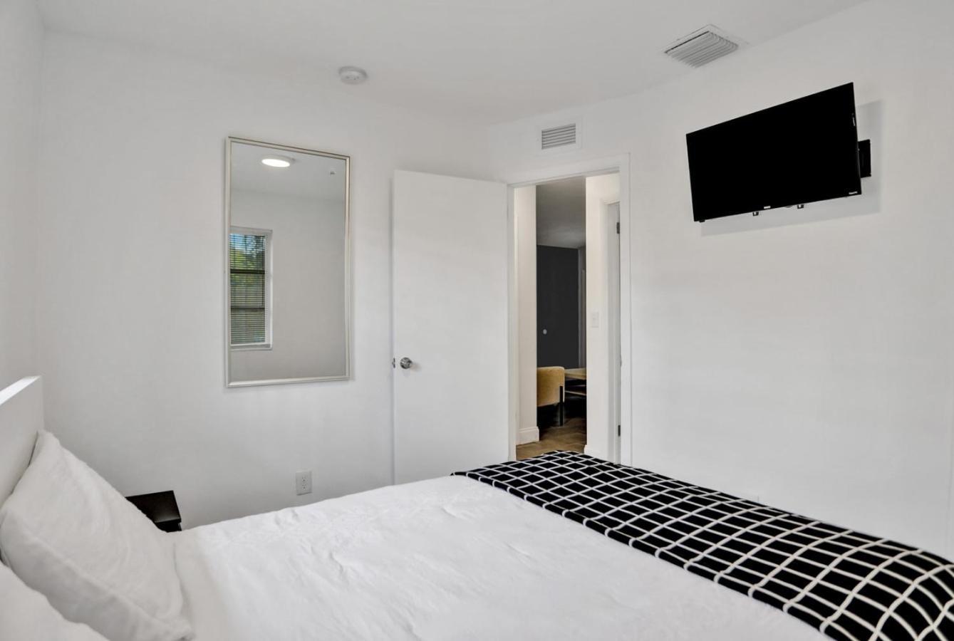 #5: Beautiful 2BR+1Bath + FREE PARKING + Outdoor Living Room West Palm Beach Buitenkant foto