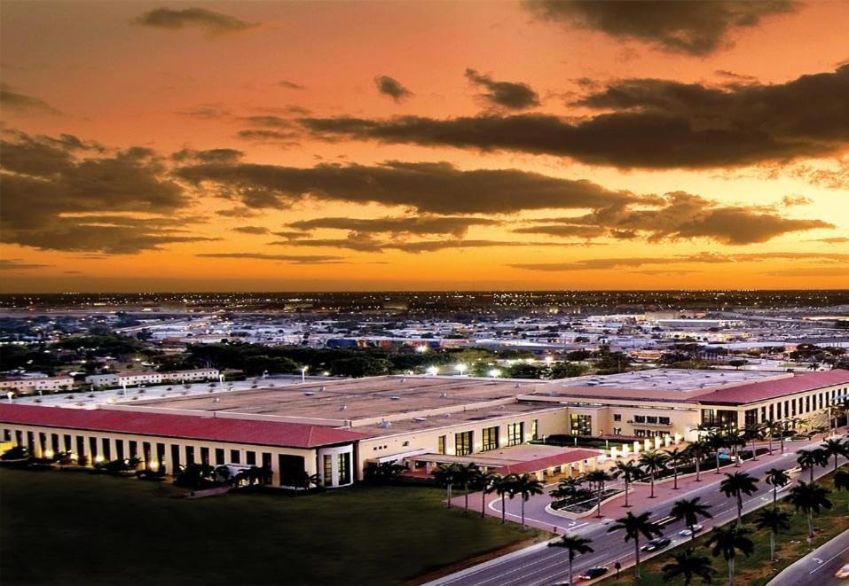 #5: Beautiful 2BR+1Bath + FREE PARKING + Outdoor Living Room West Palm Beach Buitenkant foto