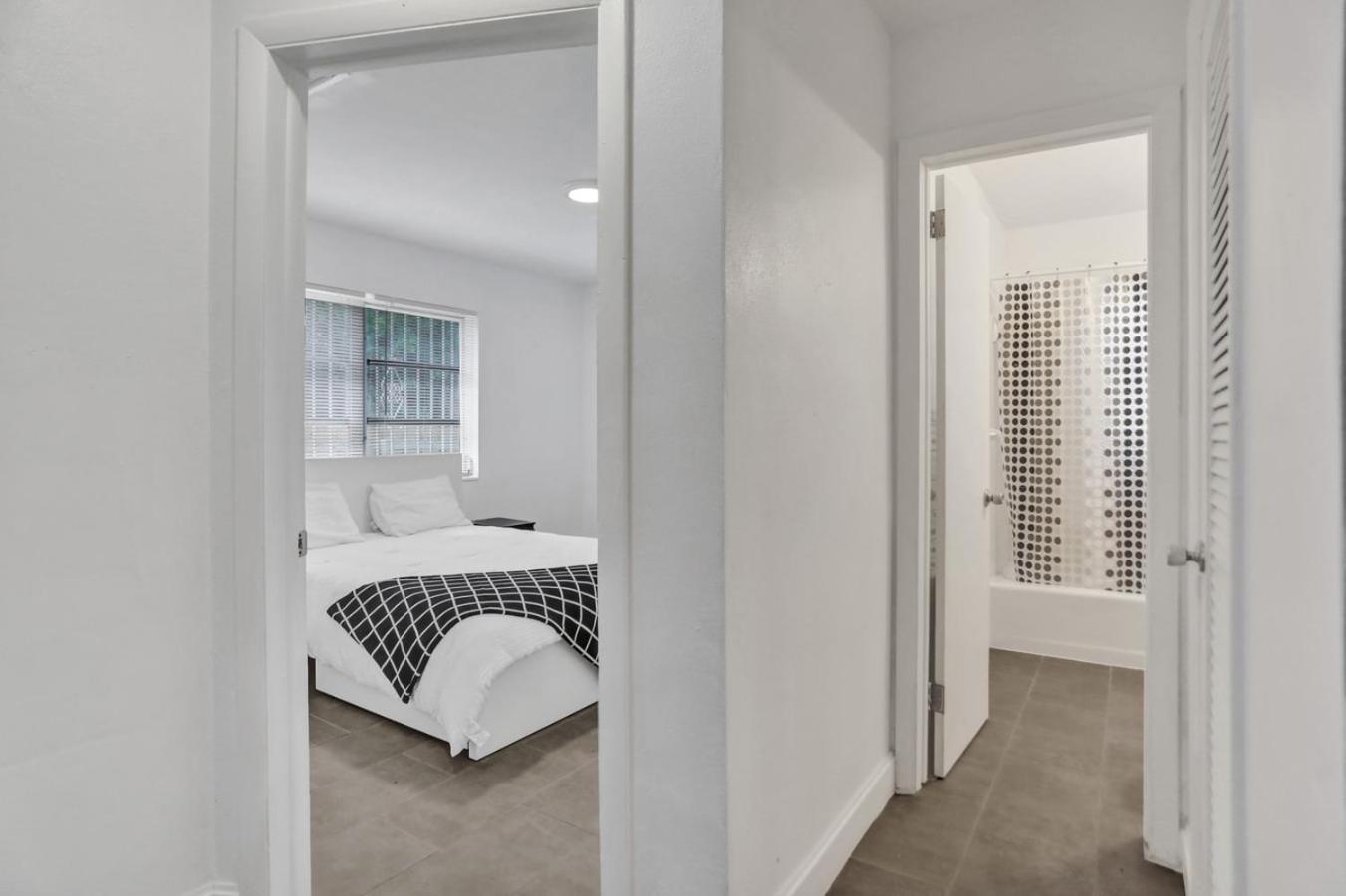 #5: Beautiful 2BR+1Bath + FREE PARKING + Outdoor Living Room West Palm Beach Buitenkant foto