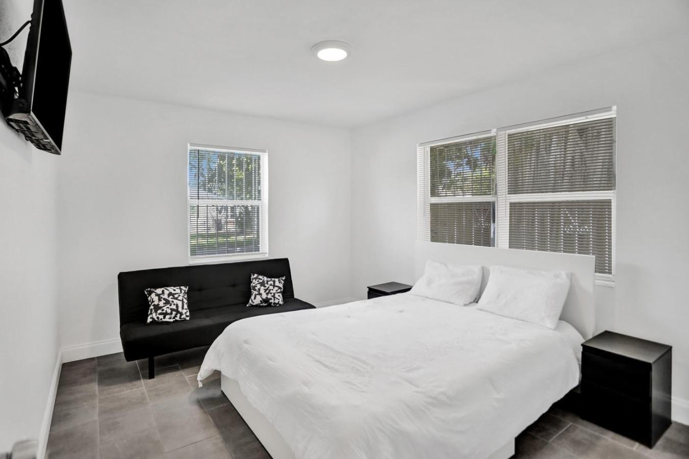 #5: Beautiful 2BR+1Bath + FREE PARKING + Outdoor Living Room West Palm Beach Buitenkant foto