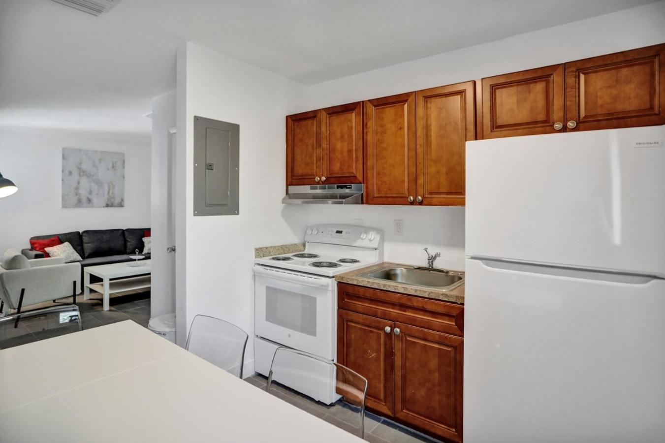 #5: Beautiful 2BR+1Bath + FREE PARKING + Outdoor Living Room West Palm Beach Buitenkant foto