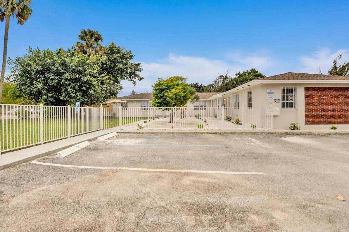 #5: Beautiful 2BR+1Bath + FREE PARKING + Outdoor Living Room West Palm Beach Buitenkant foto